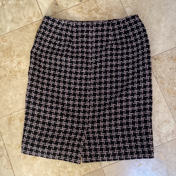 Grace Diane Lewis 2 pc. Suit. Black and Pink. Size 8 - Picture 7 of 8